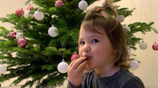 Dcera zpěváka u vánočního stromku