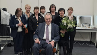 Miloš Zeman s manželkou a tvůrčím týmem umělkyně