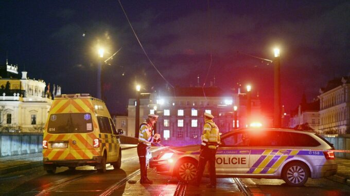 Policisté a vůz zdravotnické záchranné služby na uzavřeném Mánesově mostě.