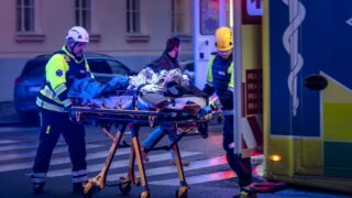 Práce záchranných složek na odvedení studentů a učitelů do bezpečí.