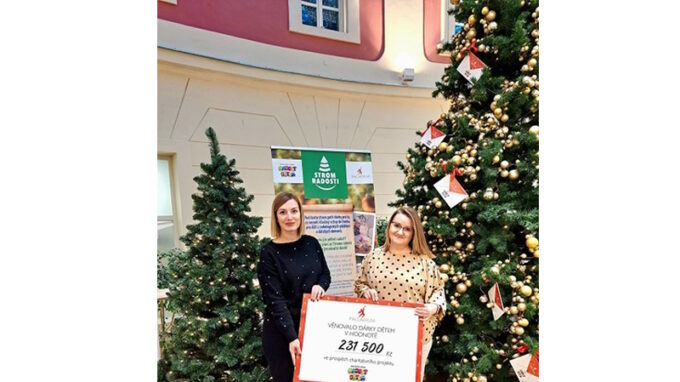 Strom Radosti v Palladiu vykouzlil úsměv na rtech všem 300 dětem