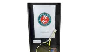 Vítězná raketa Rafaela Nadala z finále French Open 2007 proti Federerovi jde do aukce