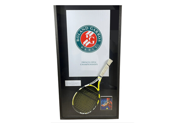 Vítězná raketa Rafaela Nadala z finále French Open 2007 proti Federerovi jde do aukce