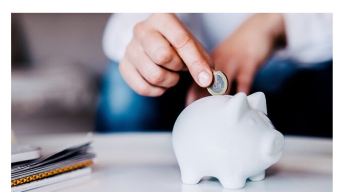 Polovina Čechů ušetří měsíčně do pěti tisíc korun. Více zbývá na konci měsíce mužům, ukázal průzkum Amundi