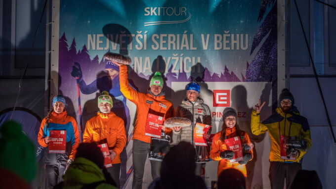 Přes 600 lyžařů rozzářilo Jizerské hory na Bedřichovském Night Light Marathonu. Sobotní třicítku klasicky ovládli Knop a Kocumová