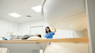 Živě: Léčba rakoviny v Česku: lepší a rychlejší?