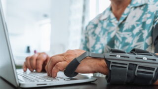 Češi, národ smolařů? Za zlámané nohy, nemoci nebo invaliditu jim pojišťovny loni poslaly téměř 10 miliard korun