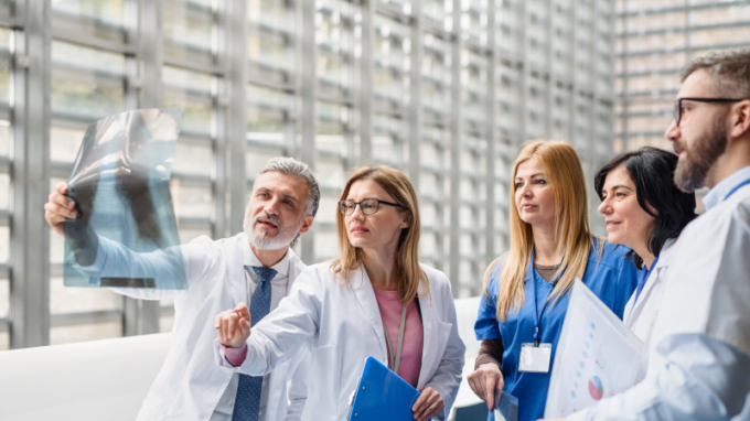 Lékaři, psychologové a ostatní zdravotničtí pracovníci se postavili za manželství muže a ženy