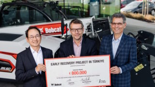 Rok poté: Společnost Doosan Bobcat pomohla 553 malým podnikům v zemětřesením postiženém Turecku