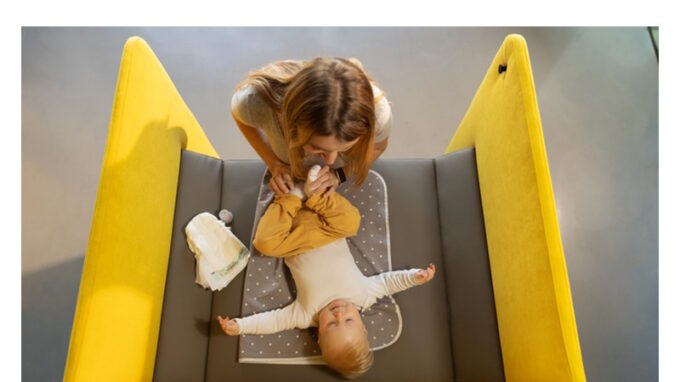 Trinity Bank pomáhá maminkám. Na deseti místech v České republice instalovala kojící a přebalovací boxy v hodnotě 779 000 korun