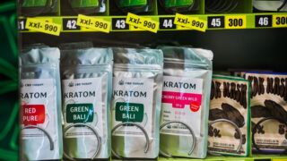 Opioidní kratom zůstane dětem dostupný