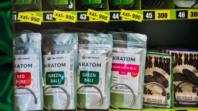 Opioidní kratom zůstane dětem dostupný