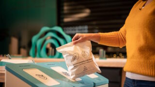 Bezdýmná zařízení ani jejich náplně nepatří do běžného odpadu. Společnost Philip Morris sbírá použité náplně i zařízení a nově uvádí do prodeje i repasované modely