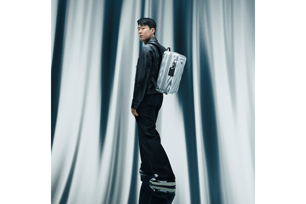 SPOLEČNOST TUMI PŘEDSTAVILA NEJNOVĚJŠÍ PŘÍRŮSTKY DO SVÉ KOLEKCE 19 DEGREE ALUMINUM V NOVÉ KAMPANI V HLAVNÍ ROLI SE SON HEUNG-MINEM