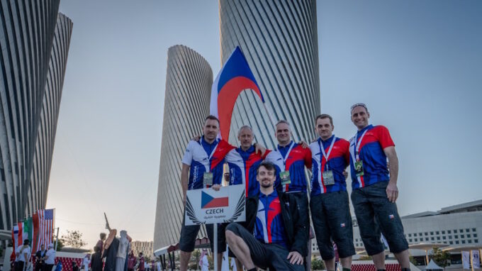 Bronz z Mistrovství světa pro české motorové paraglidisty