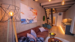 Lofty Kolbenova otevírají vzorový byt, kde se snoubí design budoucnosti s autentickými industriálními prvky