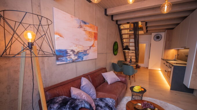 Lofty Kolbenova otevírají vzorový byt, kde se snoubí design budoucnosti s autentickými industriálními prvky