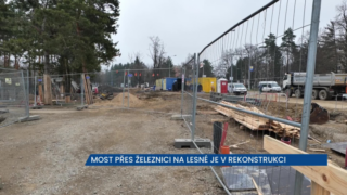 Most přes železniční trať na Lesné je v rekonstrukci, řidiči si zajedou