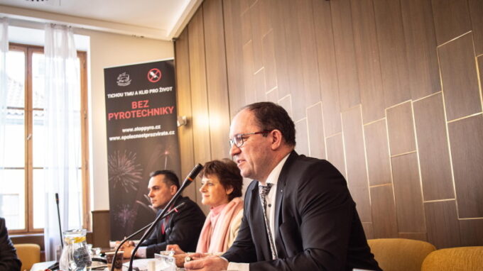 Negativní dopady pyrotechniky i to, jak ji regulovat, řešili poslanci s experty