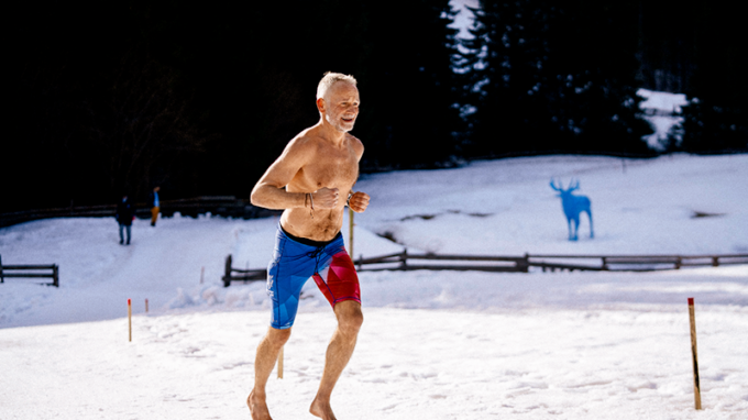Český otužilec překonal světový rekord slavného Wima Hofa, bosé běhání mu změnilo život
