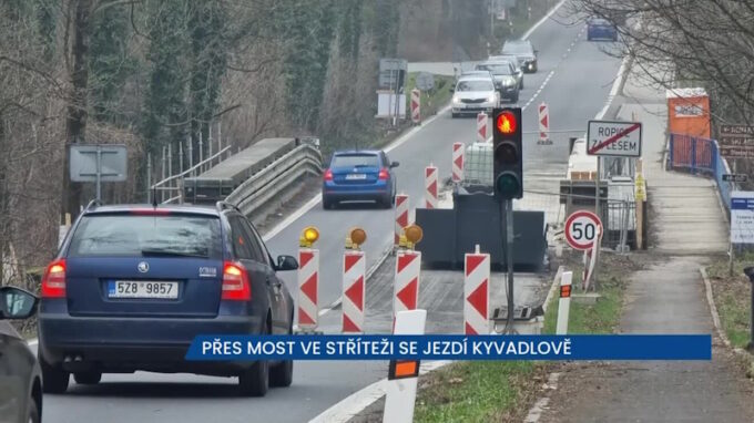 Přes opravovaný most ve Stříteži se jezdí kyvadlově