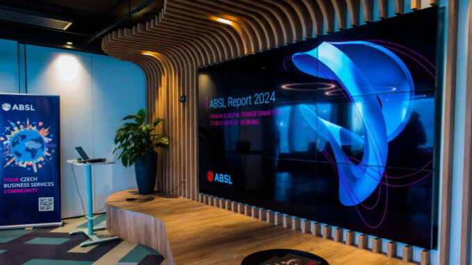 80 % center IT a podnikových služeb chce více šlápnout do automatizace. I přesto většina zaměstnavatelů z oboru plánuje nábor nových lidí