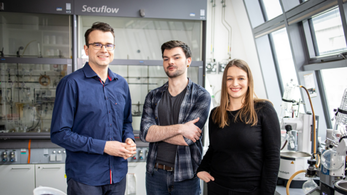 Tým chemiků z Akademie věd odhalil tajemství azulenu