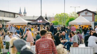 Milovníci gastro zážitků těšte se! PASTRAMI POP-UP vol. II si po roce opět našel cestu do Holešovické tržnice a nabídne originální kombinace chutí s voňavým masem pastrami