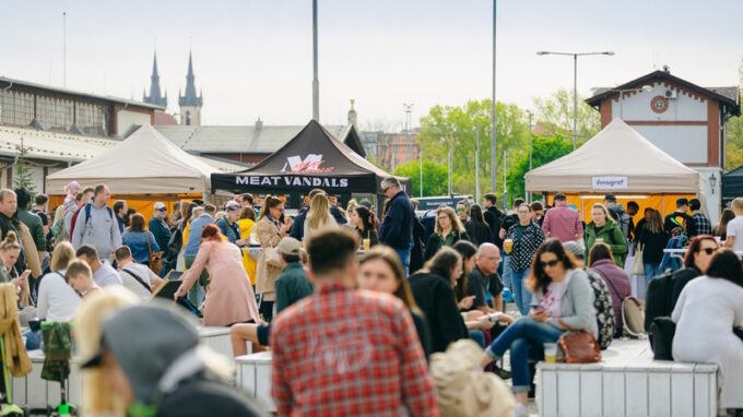 Milovníci gastro zážitků těšte se! PASTRAMI POP-UP vol. II si po roce opět našel cestu do Holešovické tržnice a nabídne originální kombinace chutí s voňavým masem pastrami