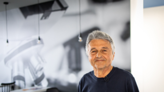 Moderní technologie ve výuce zásadně odmítá, přesto ho studenti milují