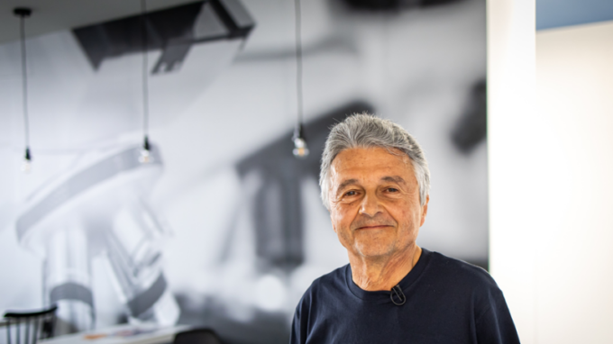 Moderní technologie ve výuce zásadně odmítá, přesto ho studenti milují