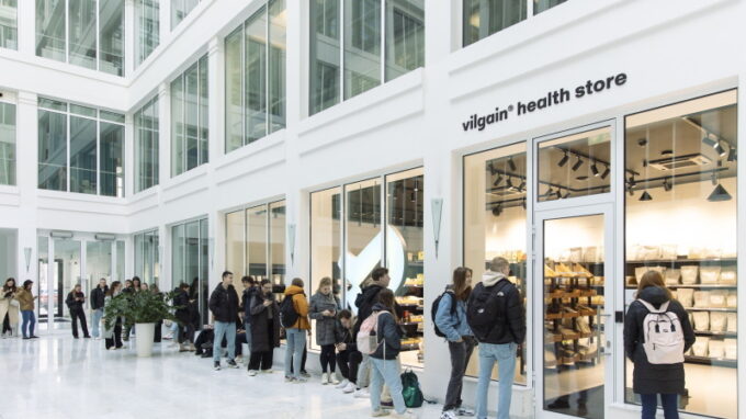 Obchod, ve kterém nemusíte číst etikety produktů. Vilgain Health Store přilákal stovky zákazníků v den svého otevření