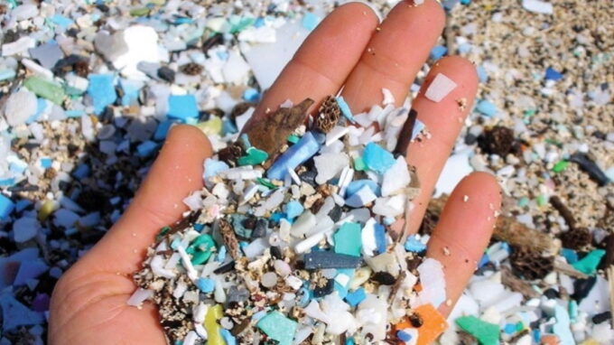 Mikroplasty jsou všude, ovlivnit můžeme to, kolik jich vypijeme