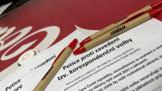 Úspěch petice komunistů proti korespondenční volbě