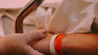 Kvůli pobytům v nemocnici přicházejí Češi o miliardy. Zapomínají totiž na životní pojištění