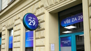 V Hradci se otevřel obchod budoucnosti - umělá inteligence automaticky upozorní na prázdný regál, naplánuje zásobování nebo zařídí úklid