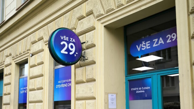 V Hradci se otevřel obchod budoucnosti - umělá inteligence automaticky upozorní na prázdný regál, naplánuje zásobování nebo zařídí úklid