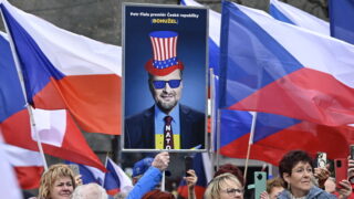 Na demonstraci proti vládě dorazily do Prahy podle odhadu tisíce lidí