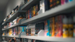 Spotřební daň na e-cigarety startuje, neokolkované náplně lze už sehnat pouze v doprodeji