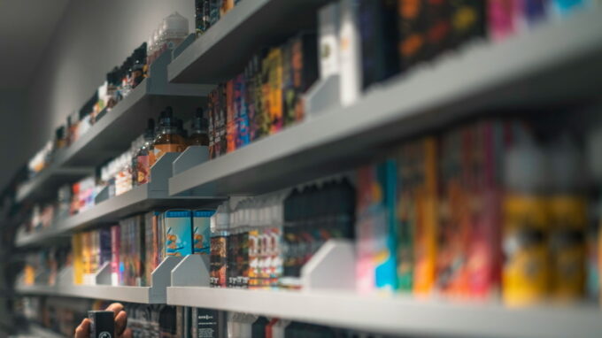 Spotřební daň na e-cigarety startuje, neokolkované náplně lze už sehnat pouze v doprodeji