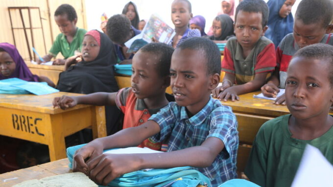 21 českých autorů připravilo tajné dopisy svým čtenářům. Spolu s knihami jdou do unikátní dražby na podporu vzdělání