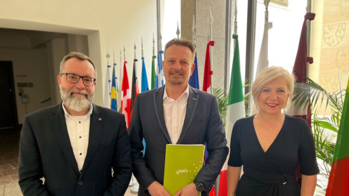 Pro lepší obecní mobilitu. Společnost Direct auto se stala novým partnerem SMS ČR a jeho inovativní platformy OBEC 2030