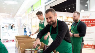 Zákazníci Tesco darovali v jarní Sbírce potravin více jak 66 tun zboží, online sbírka pokračuje do 23. dubna