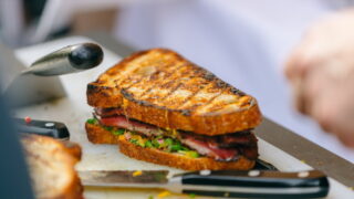 Druhý ročník svátku LEGENDÁRNÍCH NEWYORSKÝCH SANDWICHŮ s pastrami se blíží!