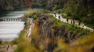 Desátá sezona Běhej lesy zahájena! Na Karlštejně se i přes nepřízeň počasí setkala pořádná lesní smečka
