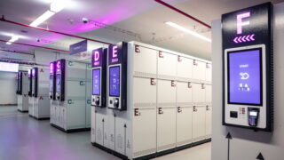 Chytré úschovny jsou in hlavně na nádražích. Teď čekají hokejovou horečku