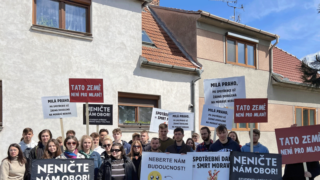 Protest studentů vinařství proti spotřební dani na víno v Mikulově