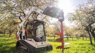Doosan Bobcat pomáhá obnově Svatohorských sadů v Příbrami