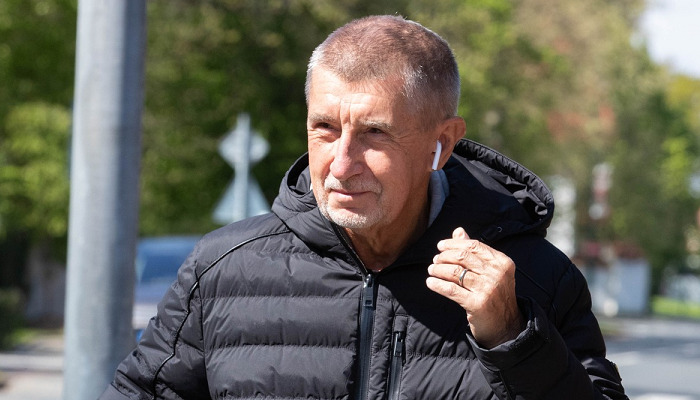 Andrej Babiš zahalený peřinou oznámil, že má covid. Jan Pirk pro něho nemá dobré zprávy