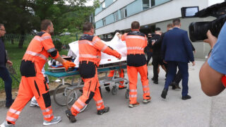 Premiéra Roberta Fica převážejí po střelbě do nemocnice